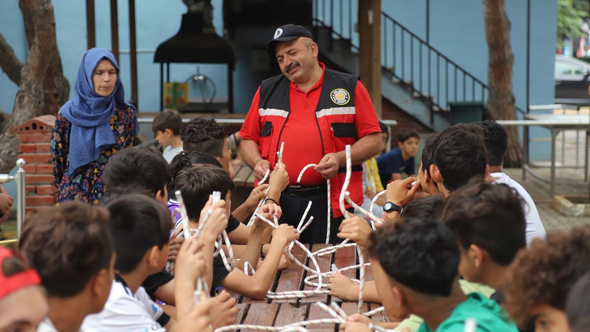 Kartal'da kimsesiz çocuklara eğlendiren eğitim