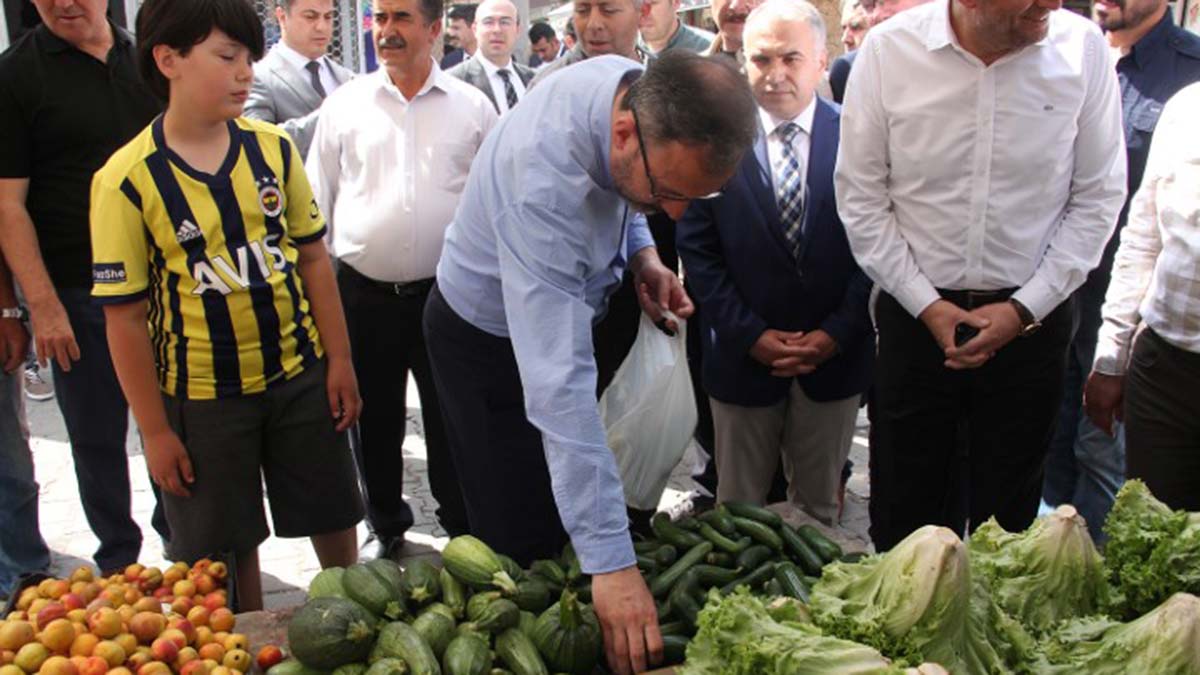 Kasapoğlu pazar esnafından alışveriş yaptı