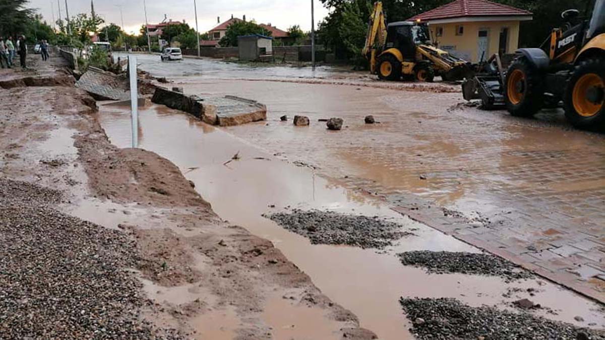Kayseri'de sağanak; dere taştı, evleri su bastı