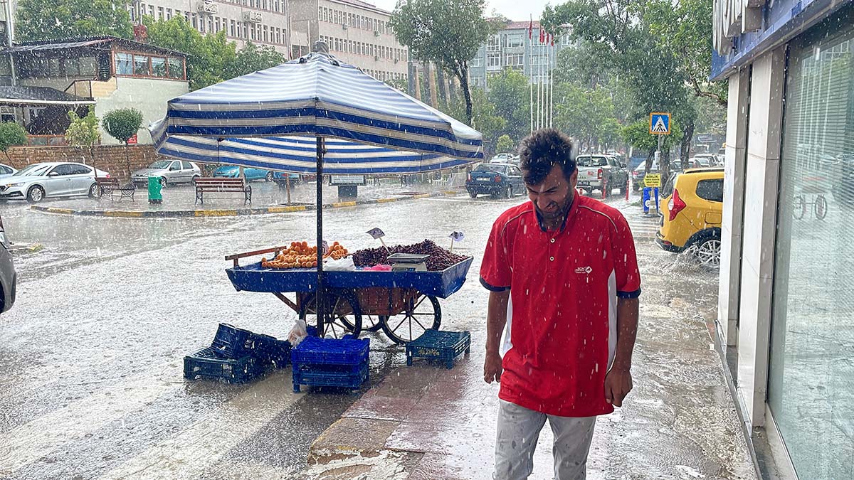 Keşan'da yağmur, hayatı olumsuz etkiledi