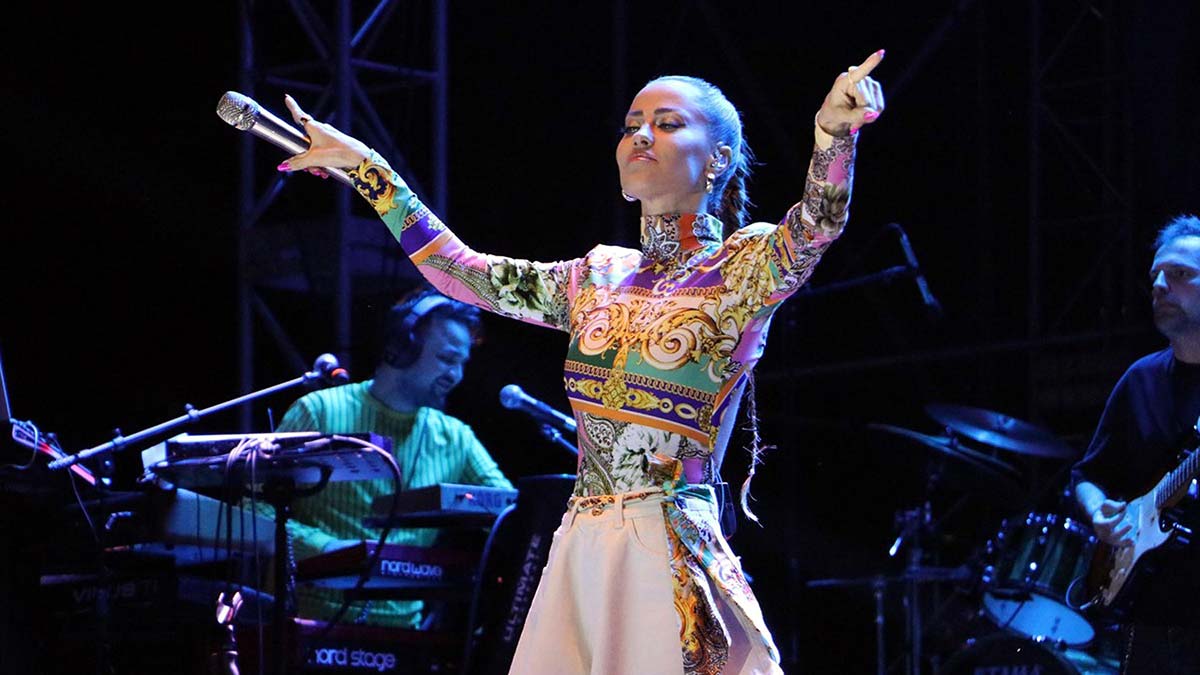 Kiraz Festivali'nin son gününde Derya Uluğ konseri