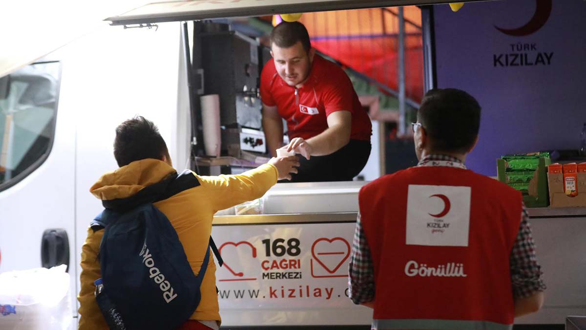 Kızılay'dan Marmaris orman yangın ekibine destek
