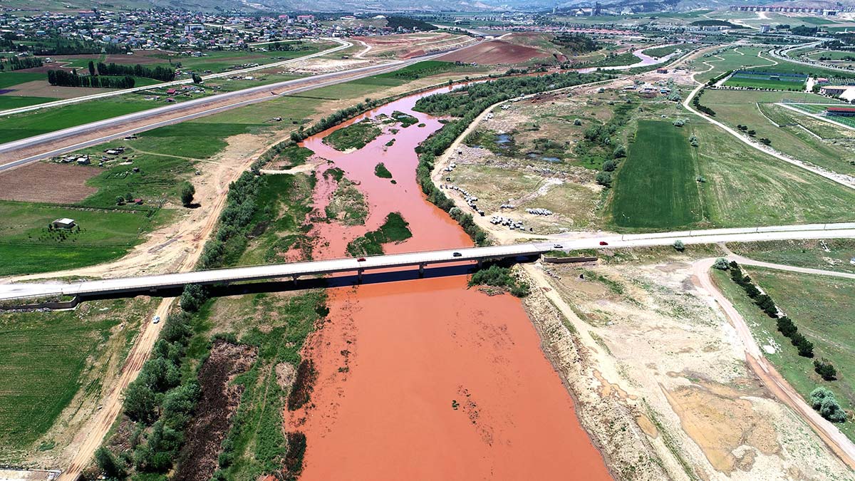 Kızılırmak Nehri'nin rengi kızıla döndü