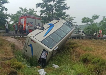 Kocaeli'de tur midibüsü devrildi: 17 yaralı