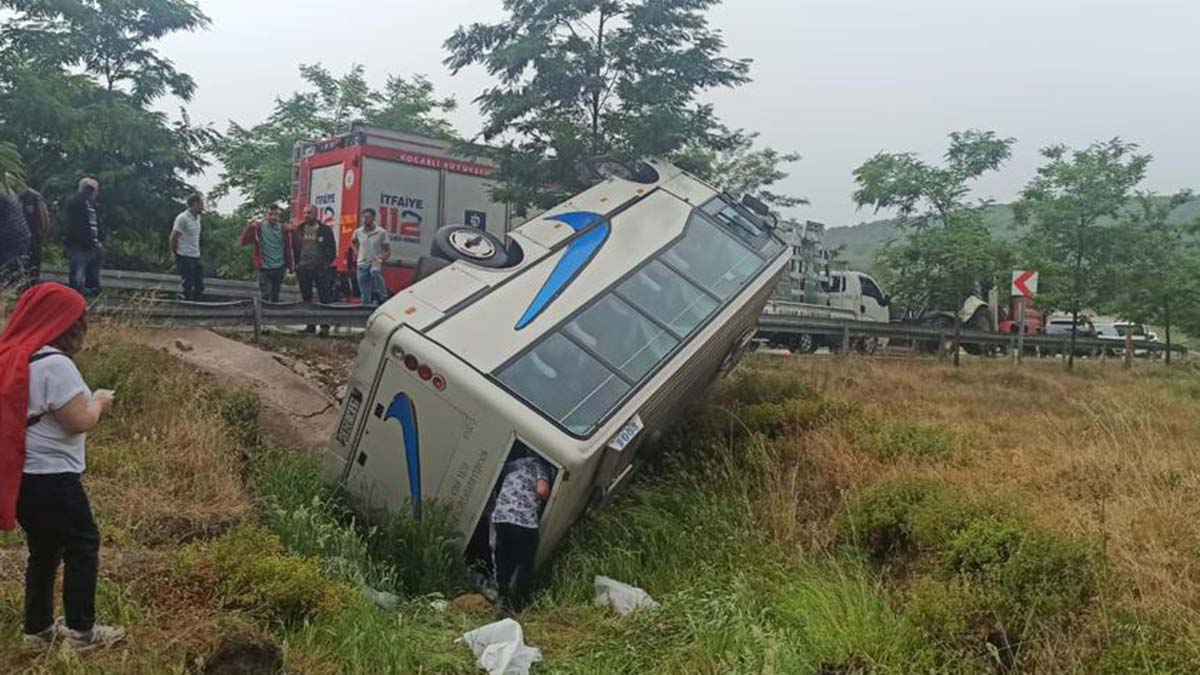 Kocaeli'de tur midibüsü devrildi: 17 yaralı