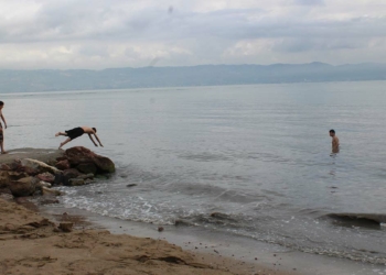 Kömür tozları İzmit Körfezi'ni kararttı