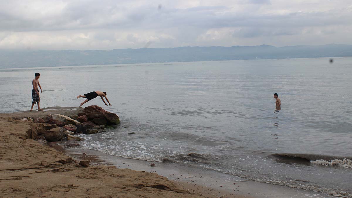 Kömür tozları İzmit Körfezi'ni kararttı