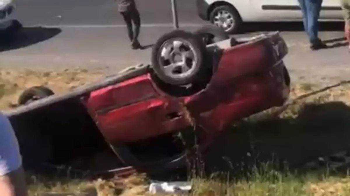 Kumburgaz'da otomobil durağa girdi : 13 yaralı