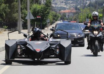 Lise öğrencileri elektrikli Formula aracı üretti
