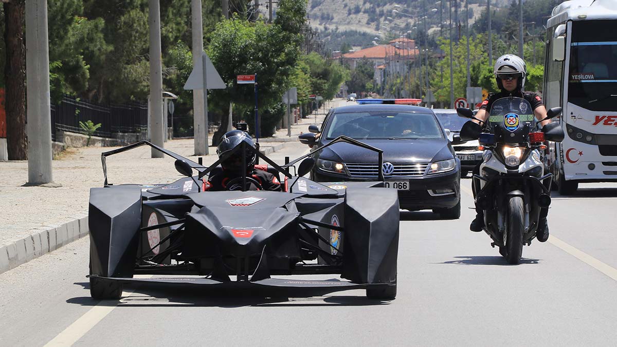 Lise öğrencileri elektrikli Formula aracı üretti