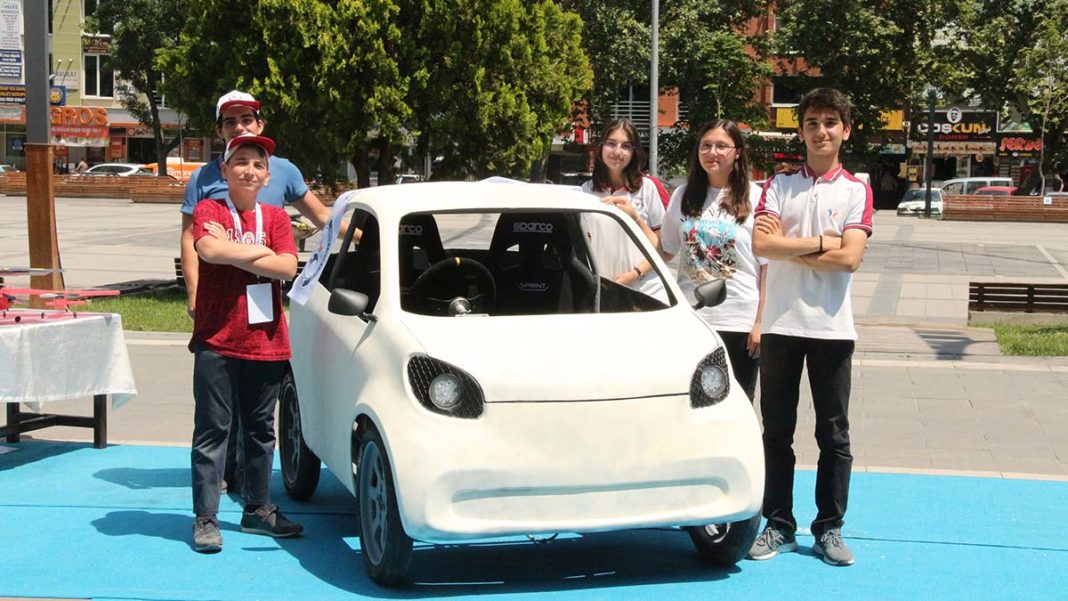 Lise öğrencileri, elektrikli araba üretti