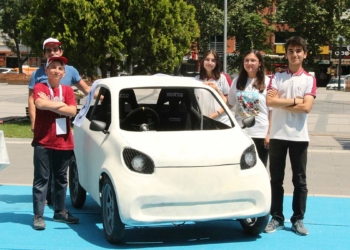 Lise öğrencileri, elektrikli araba üretti