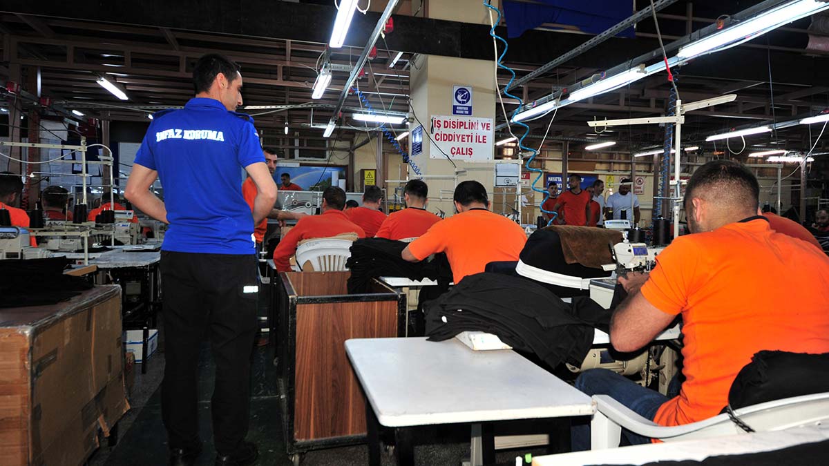 Mahkumlar tekstil atölyesinde sigortalı çalışıyor