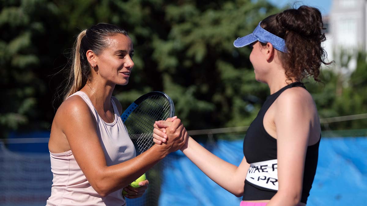 Melis Sezer, minik tenisçilerle bir araya geldi