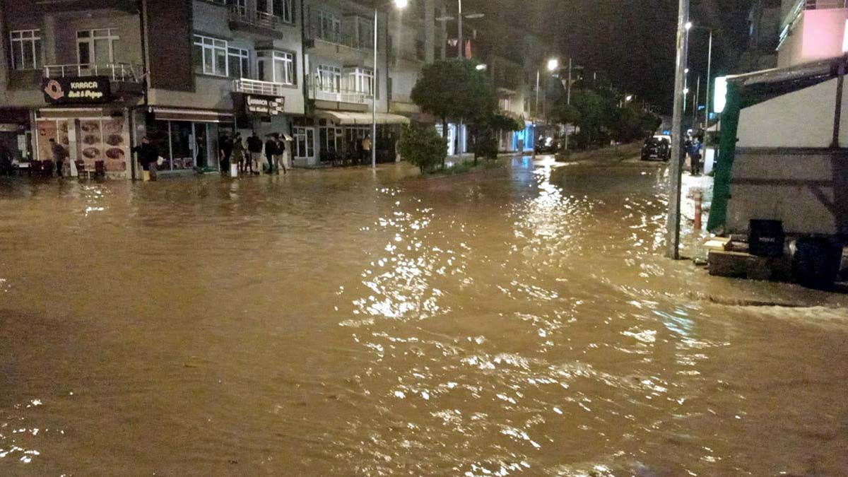 Mengen ve Gerede'de sağanak etkili oldu