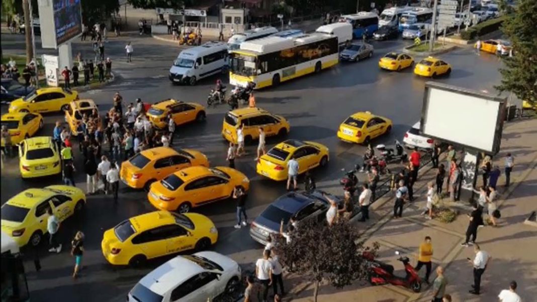 Mersin'de taksicilerden akaryakıt zammı eylemi