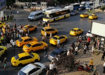 Mersin'de taksicilerden akaryakıt zammı eylemi