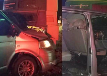 Minibüs akaryakıt istasyonunun fiyat panosuna çarptı