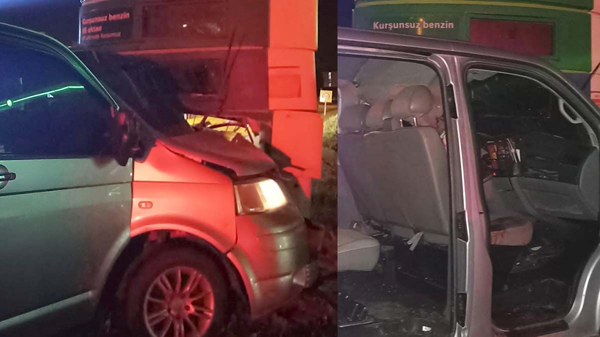 Minibüs akaryakıt istasyonunun fiyat panosuna çarptı