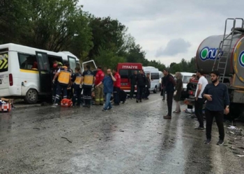 Minibüs ile tanker çarpıştı: 8 ölü, 10 yaralı
