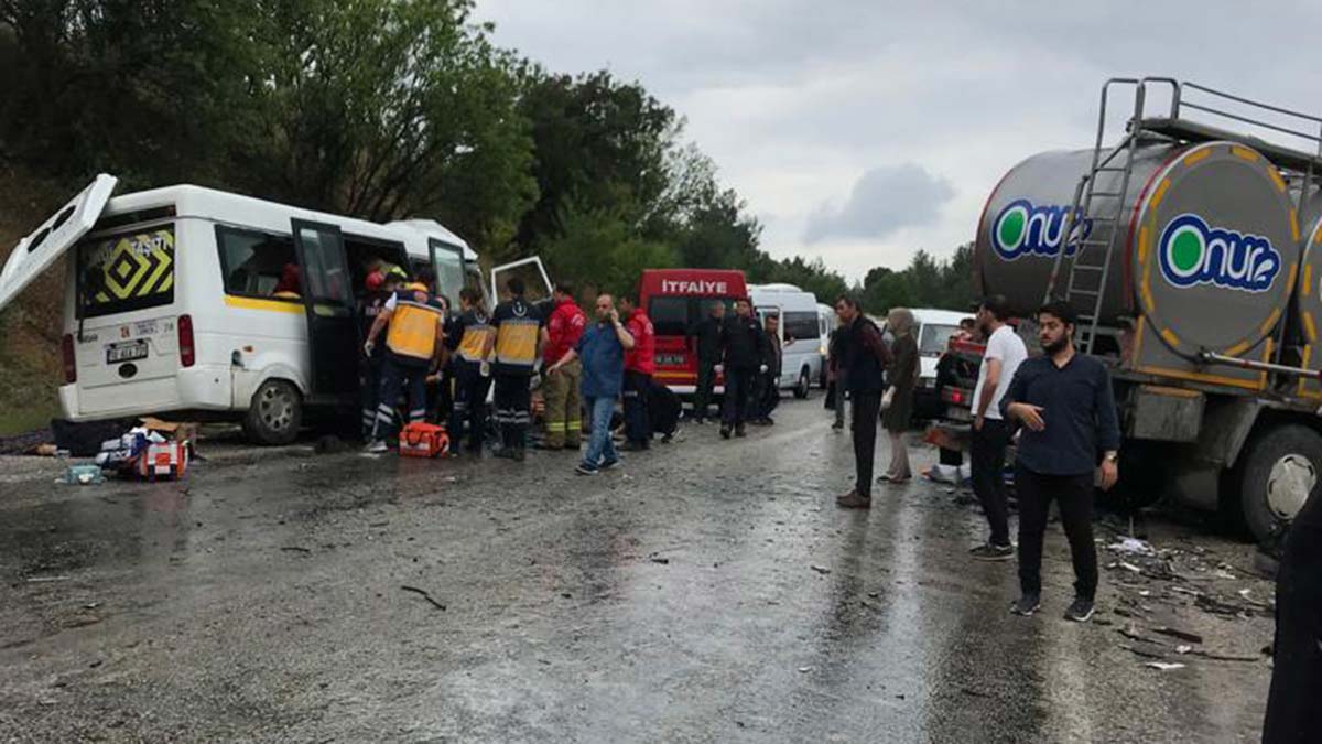 Minibüs ile tanker çarpıştı: 8 ölü, 10 yaralı