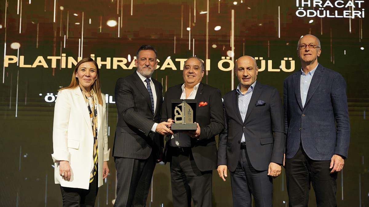 Uludağ Tekstil İhracatçıları Birliği ve Uludağ Hazır Giyim ve Konfeksiyon İhracatçıları Birliği'nin birlikte düzenlediği '2021 İpek Böceği İhracat Ödülleri', Uludağ İhracatçı Birlikleri merkez binasında gerçekleştirildi.