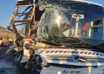 Otobüs kargo kamyonuna çarptı: 16 yaralı