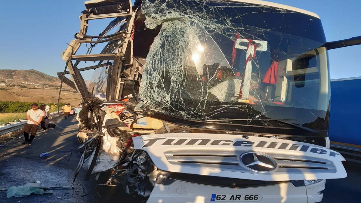 Otobüs kargo kamyonuna çarptı: 16 yaralı