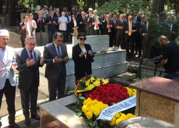 Özbek, Ali Sami Yen'in mezarını ziyaret etti
