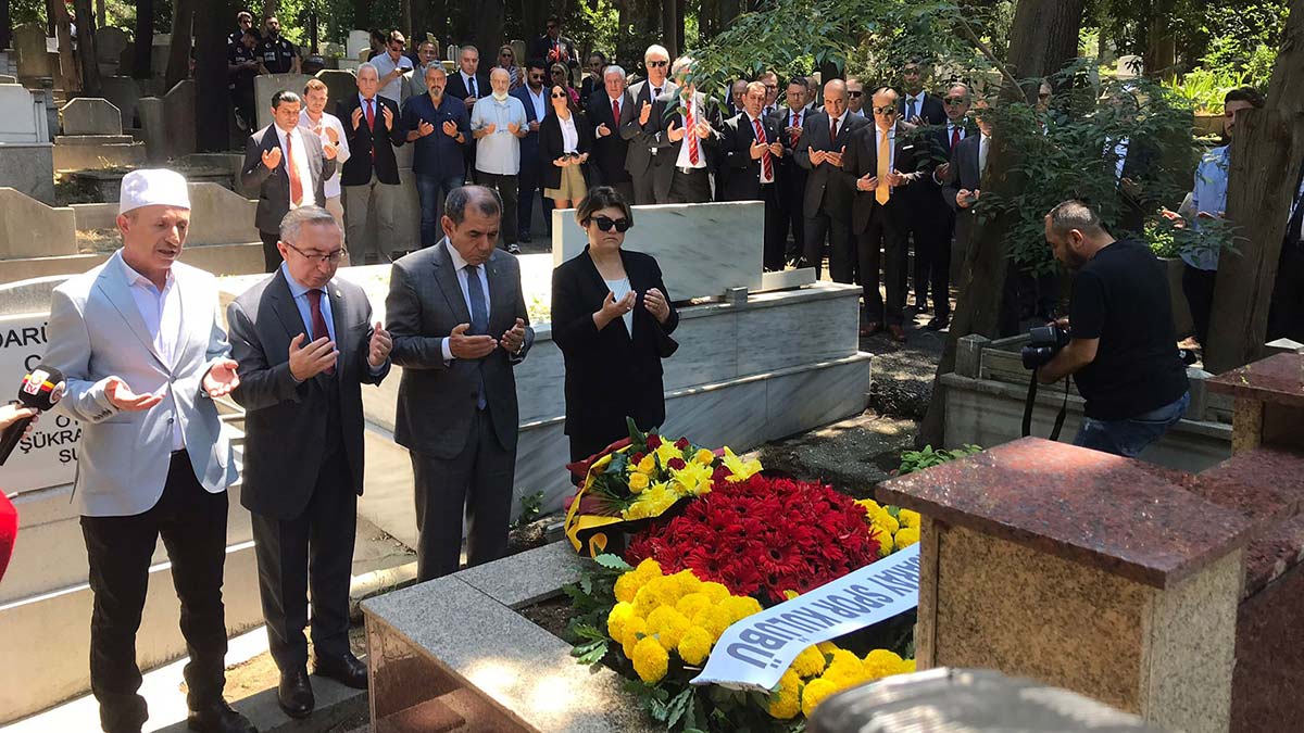 Özbek, Ali Sami Yen'in mezarını ziyaret etti
