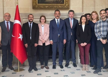 Özer, MEB yurt dışı bursiyerleriyle buluştu