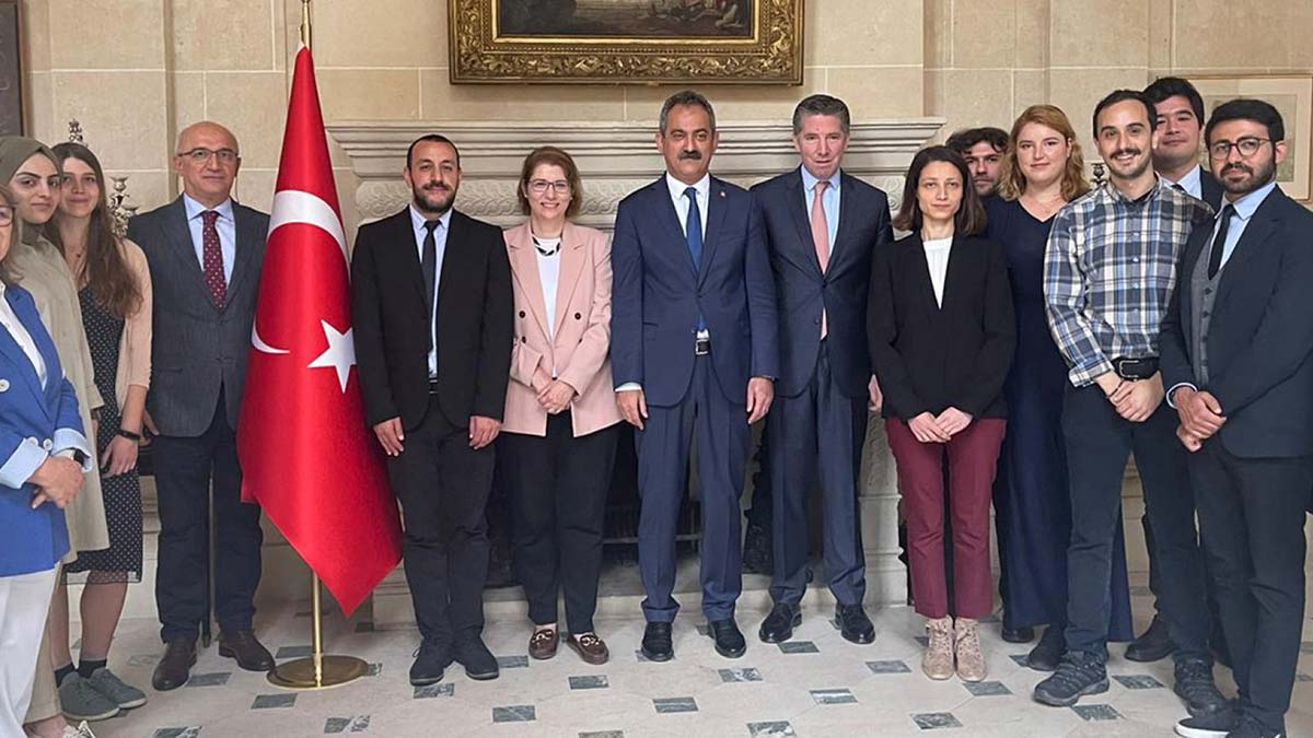 Özer, MEB yurt dışı bursiyerleriyle buluştu