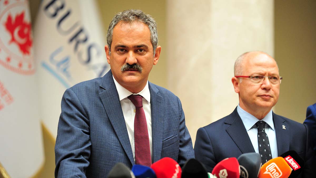 Özer'den okuldaki dansözlü eğlenceye tepki