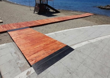 Plajlara engelli rampaları yerleştirildi