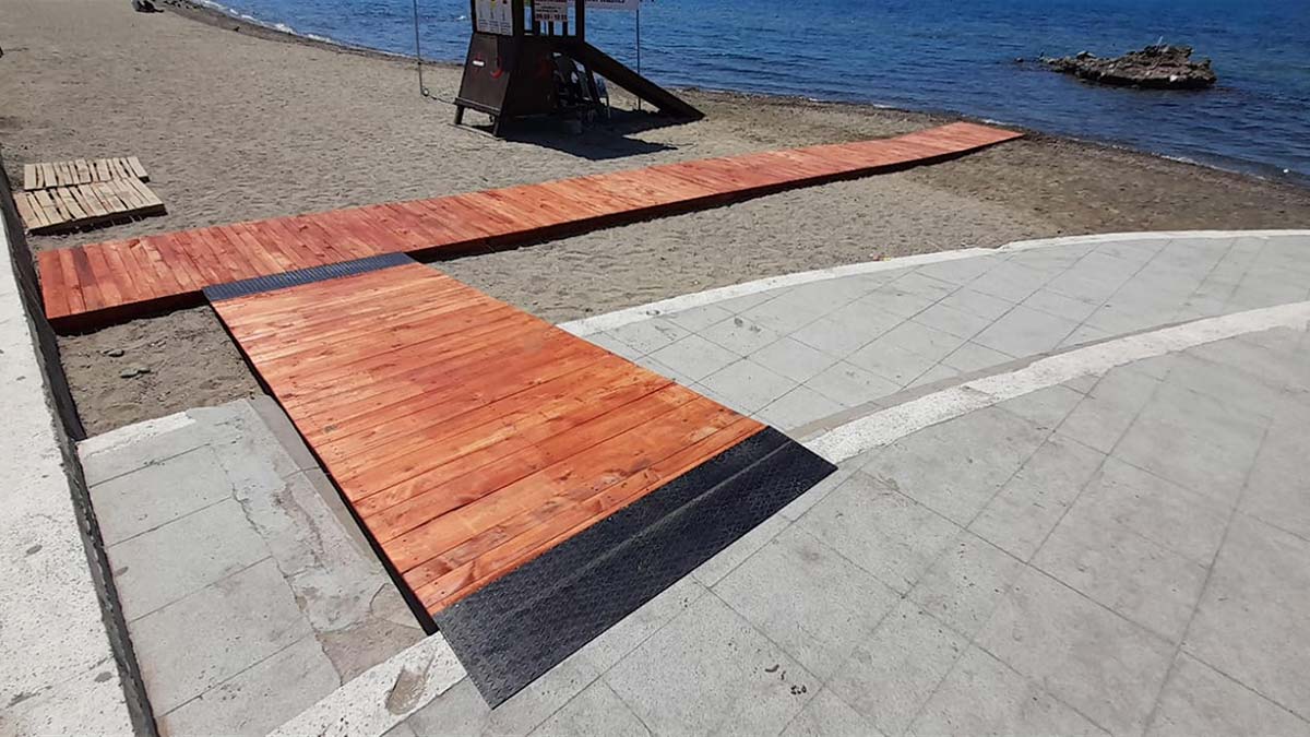 Plajlara engelli rampaları yerleştirildi