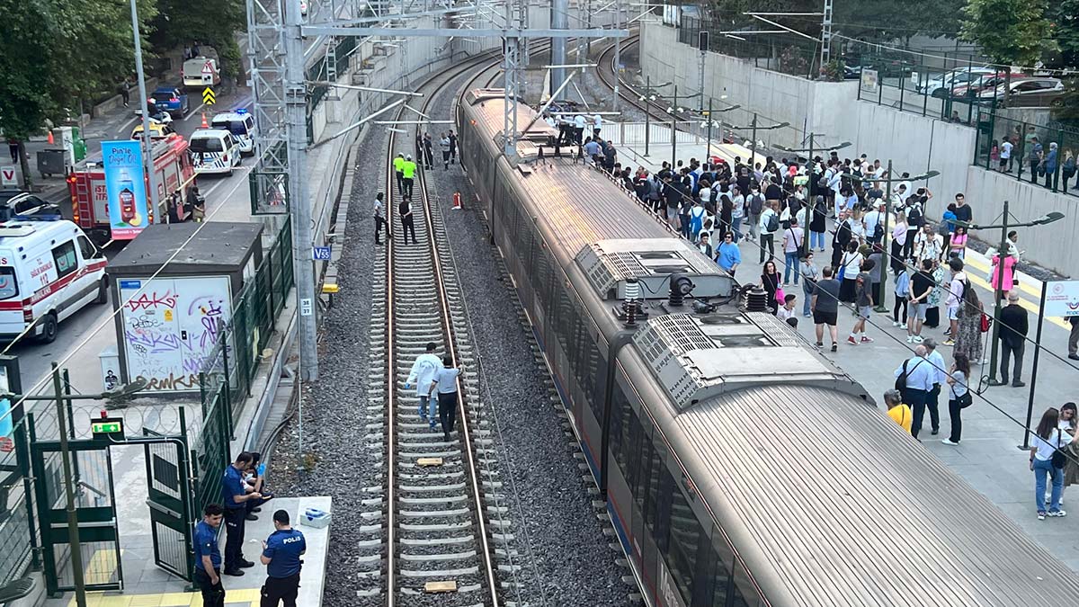 Raylara atlayan kişi hayatını kaybetti