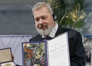 Rus gazeteci Dmitry Muratov Nobel Ödülü'nü sattı