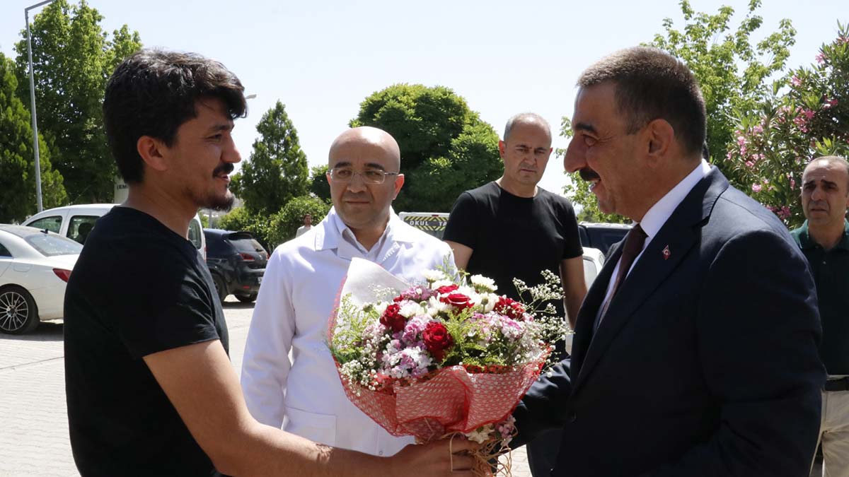 Saldırıya uğrayan doktora validen ziyaret