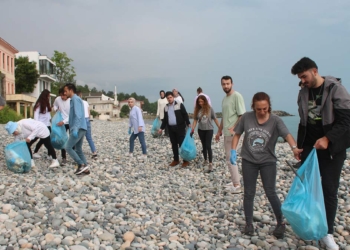 Sarayköy plajında çöp temizliği