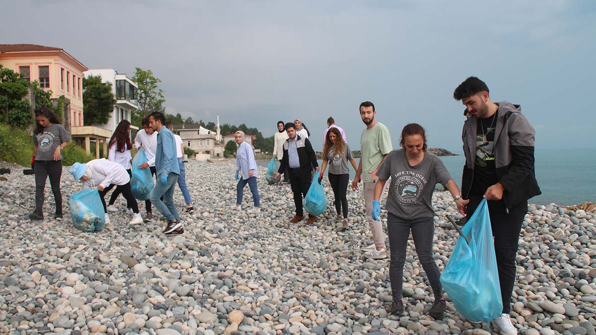 Sarayköy plajında çöp temizliği