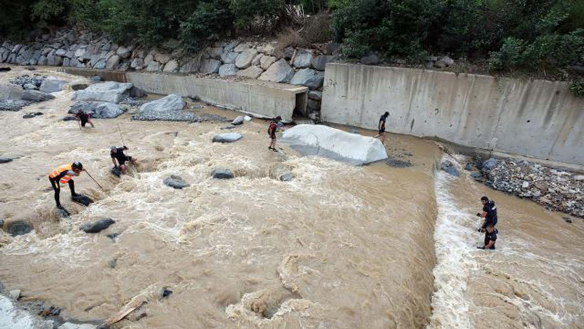Sel nedeniyle kaybolan 2 kişi aranıyor