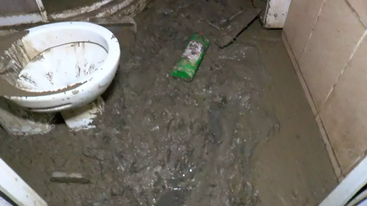 Şişli'de atık su basan ev balçık içinde kaldı