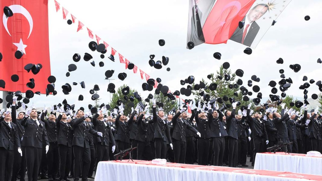 Sivas'ta polis adayları mezun oldu