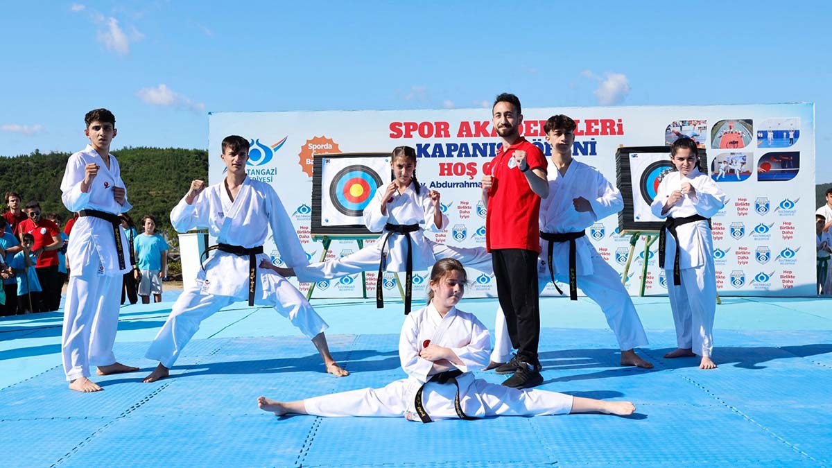 Spor Akademileri mezuniyeti coşkuyla kutladı