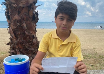 Su ve limonata satan Alperen kazancını bağışlıyor