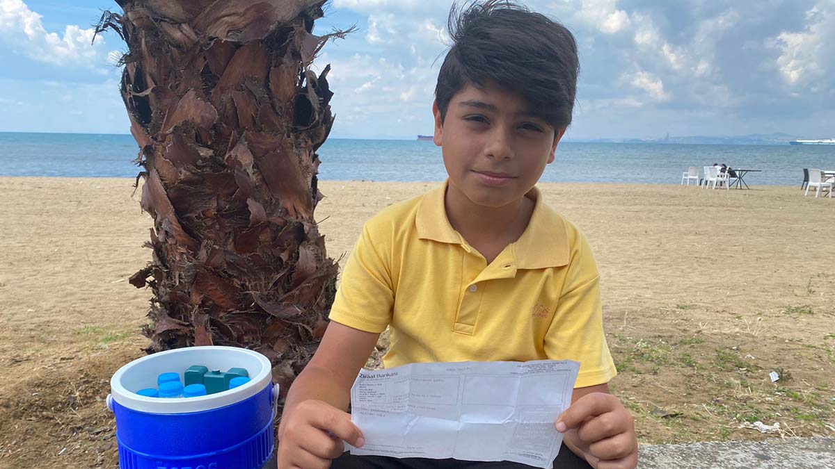 Su ve limonata satan Alperen kazancını bağışlıyor