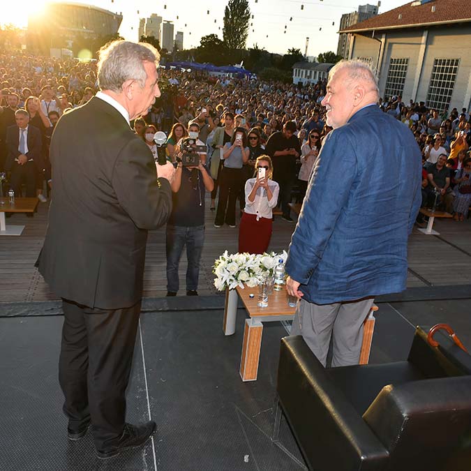 Ankara Büyükşehir Belediyesi tarafından düzenlenen ‘Gençlerle Baş Başa’ programının konuğu ünlü tarihçi ve yazar Prof. Dr. İlber Ortaylı Başkentli gençlerle buluştu.