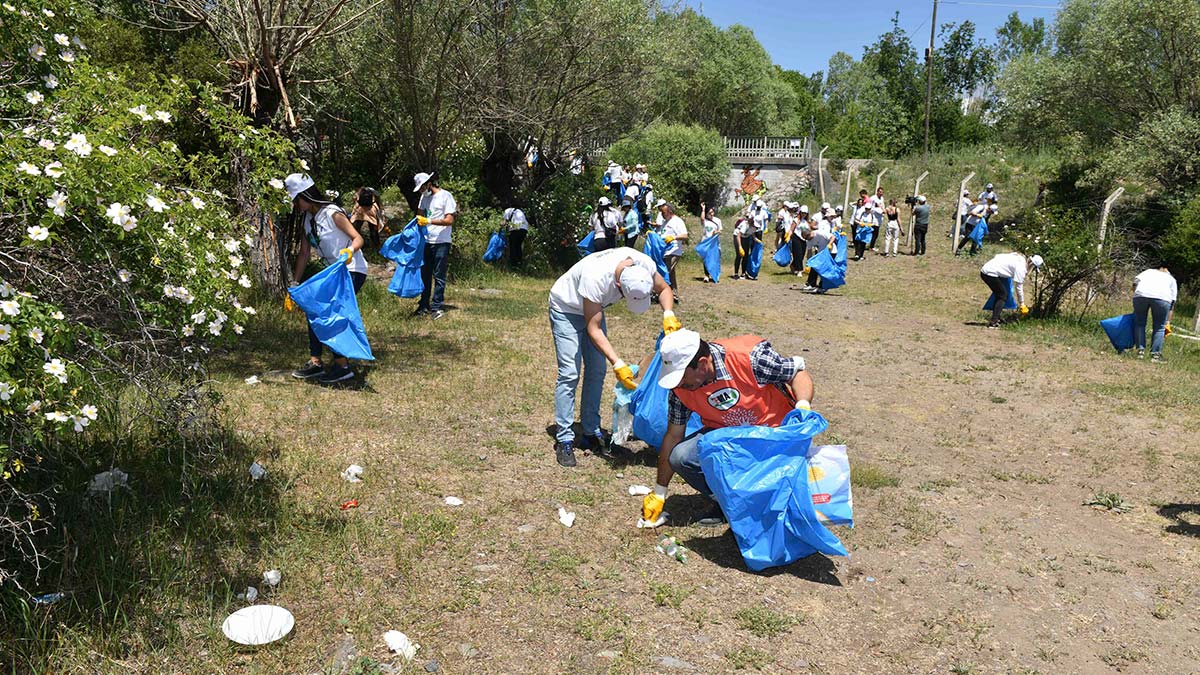 Başkent’te ‘çevre dostu’ uygulamalara imza atan Ankara Büyükşehir Belediyesi Kent Estetiği Daire Başkanlığı, ‘1-7 Haziran Çevre Haftası’ kapsamında Kurtboğazı Mevki’nde çevre temizliğine ev sahipliği yaptı.