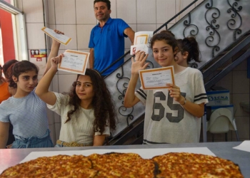 Takdir alan öğrencilere 'lahmacun' hediyesi