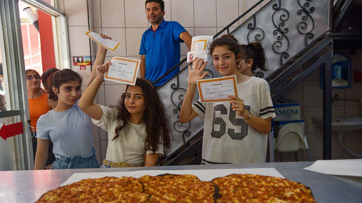 Takdir alan öğrencilere 'lahmacun' hediyesi
